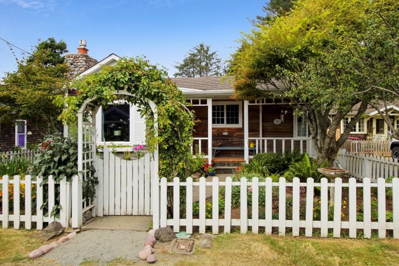 Lil Bird Cottage, Cannon Beach pet friendly rental exterior and fenced yard