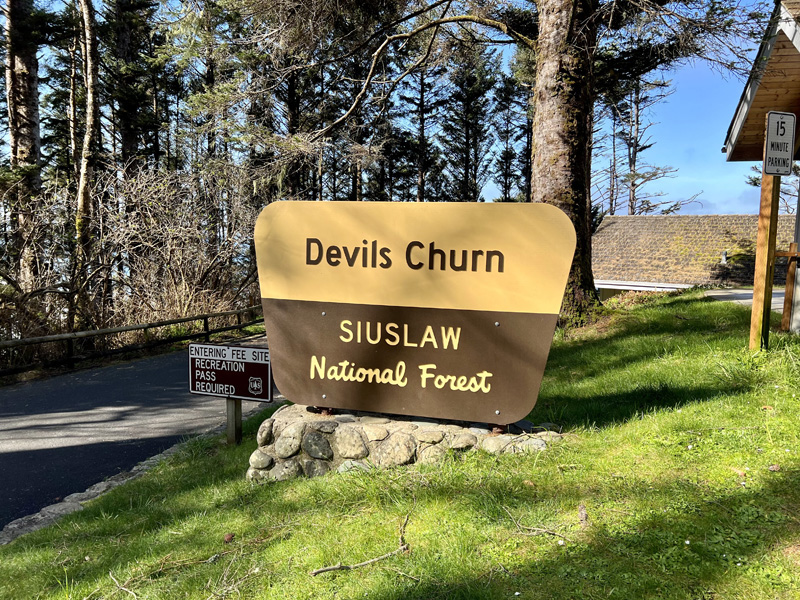 Sign to the entrance of Devils Churn - Siuslaw National Forest