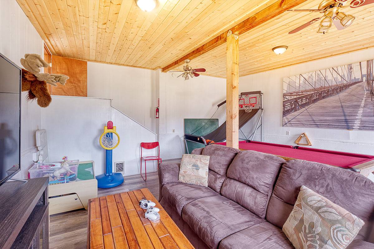 Surfview 3 Long Beach, WA vacation rental game room