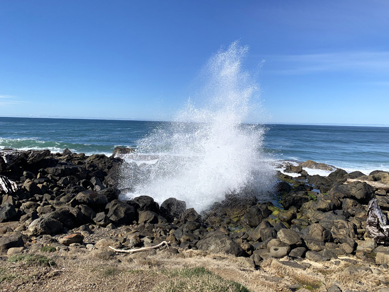 Big ocean spray on the Yachats 804 Trail