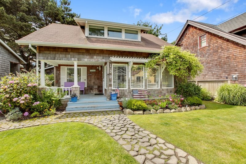 Quincy Cottage exterior view vacation rental Cannon Beach
