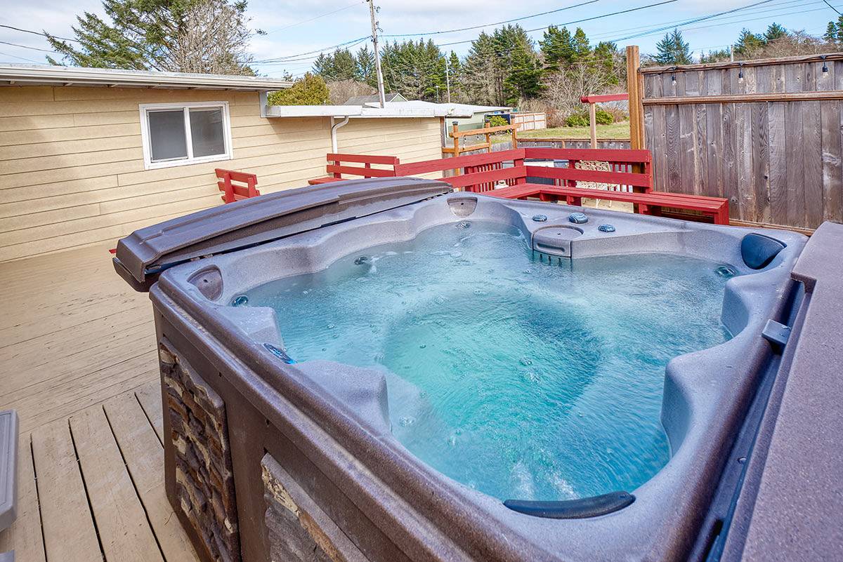 Surfview 3 Long Beach, WA vacation rental hot tub