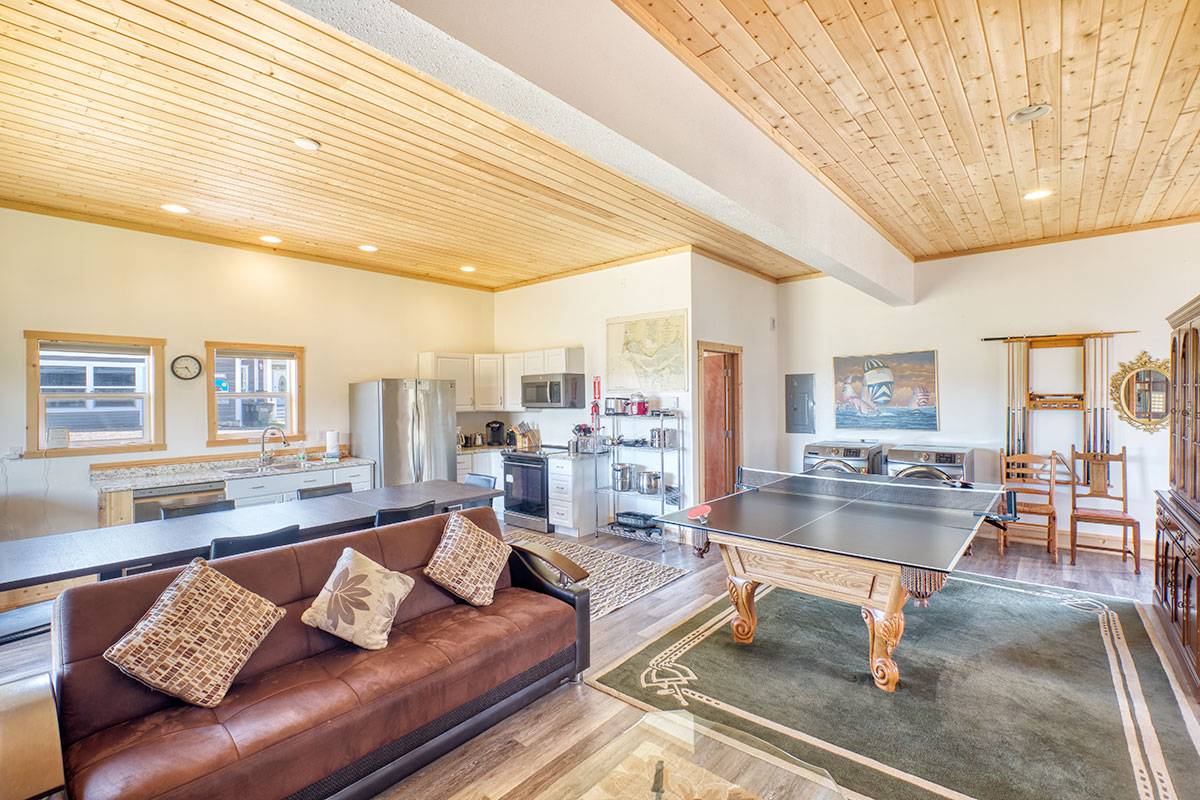 Knole Guest House Long Beach vacation rental living area