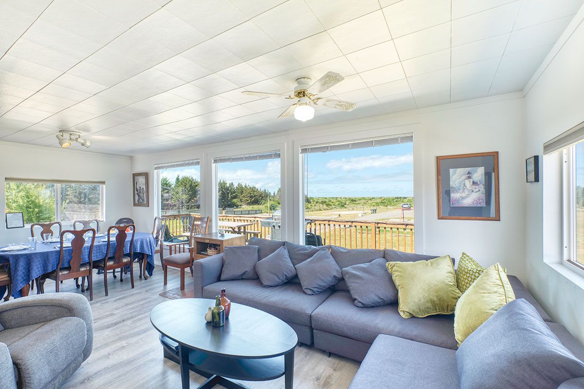 Surfview 1 Long Beach, WA vacation rental living room view