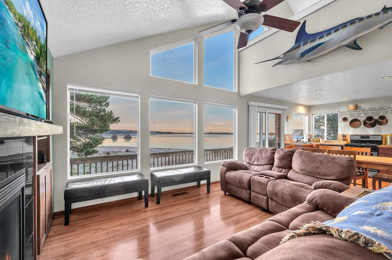 The Bay House on 52nd — photo 3