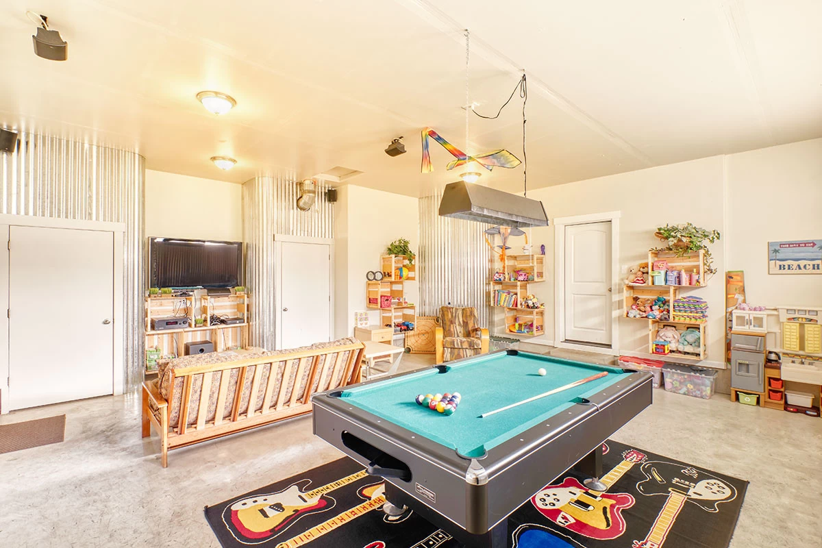Recreation room with pool table
