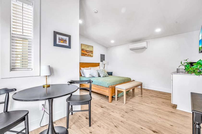 Studio bedroom with kitchenette