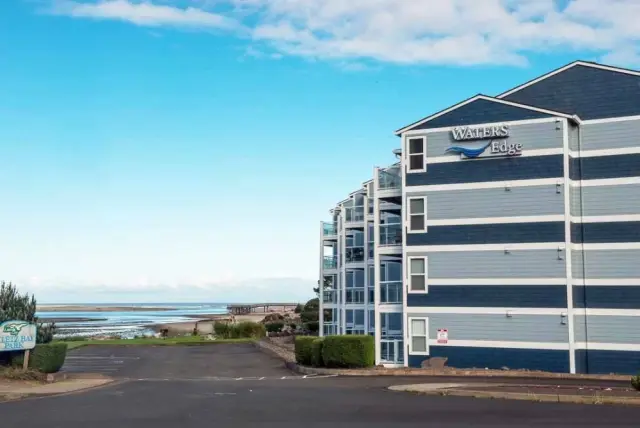 Waters Edge Condos — photo 1