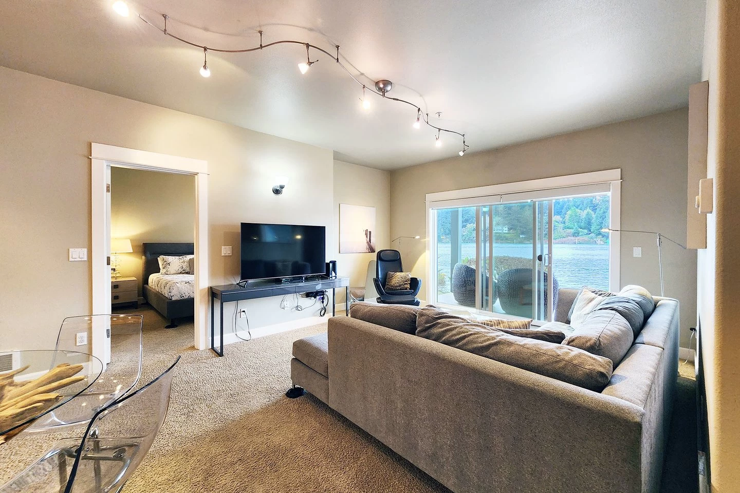 Riverfront Florence Condo – The Tide That Binds Vacation Rental — photo 3