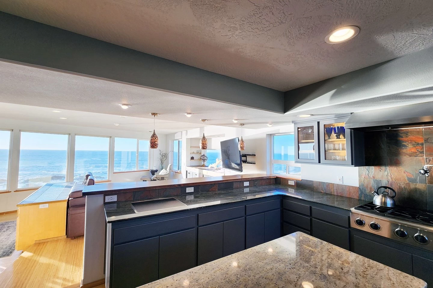 Whaley Nice – Oceanfront Yachats Vacation Home with Hot Tub & Tide Pools — photo 3