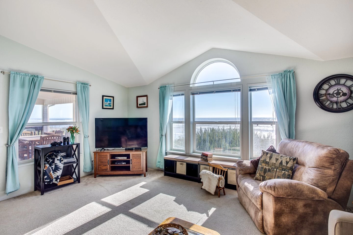 Oceanfront Beach House in Oregon – Sleeps 8 with Hot Tub — photo 2
