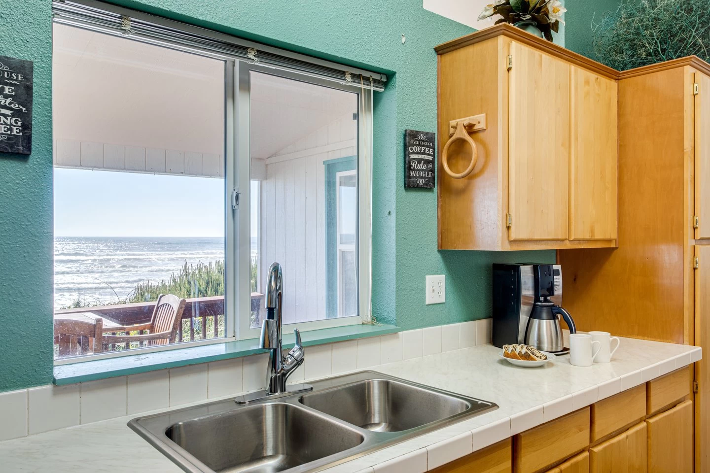 Oceanfront Beach House in Oregon – Sleeps 8 with Hot Tub — photo 5