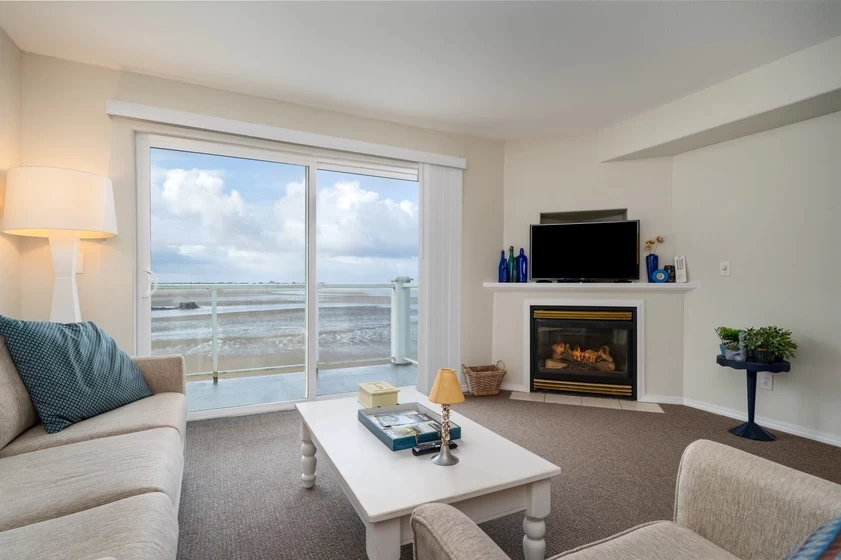 Waters Edge 410 — photo 1